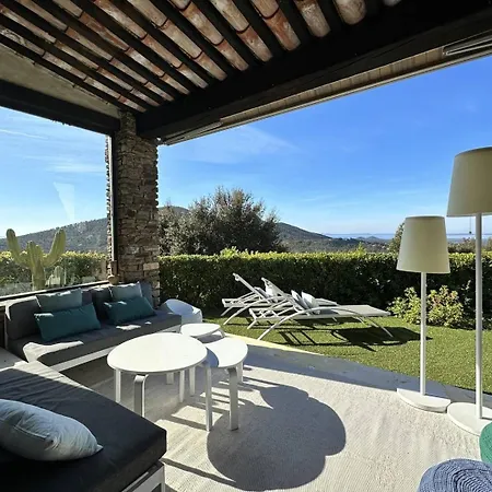 Villa Cosy Pour 6 Personnes Avec Piscine Privee Et Vue Panoramique Sur Les Iles Et Les Collines A Les Maures