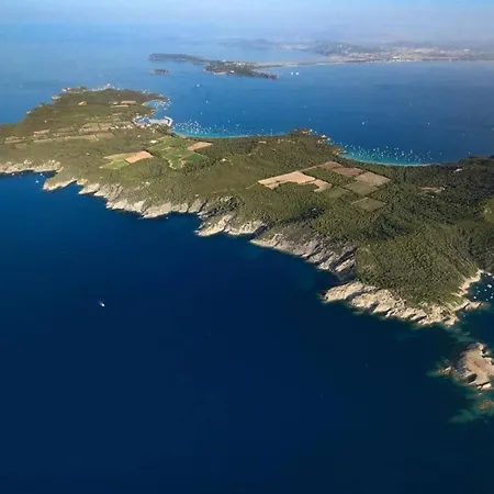 Cosy Pour 6 Personnes Avec Piscine Privee Et Vue Panoramique Sur Les Iles Et Les Collines A Les Maures